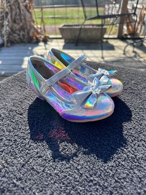 Frozen “Heels” Girls' Silver Iridescent Bow